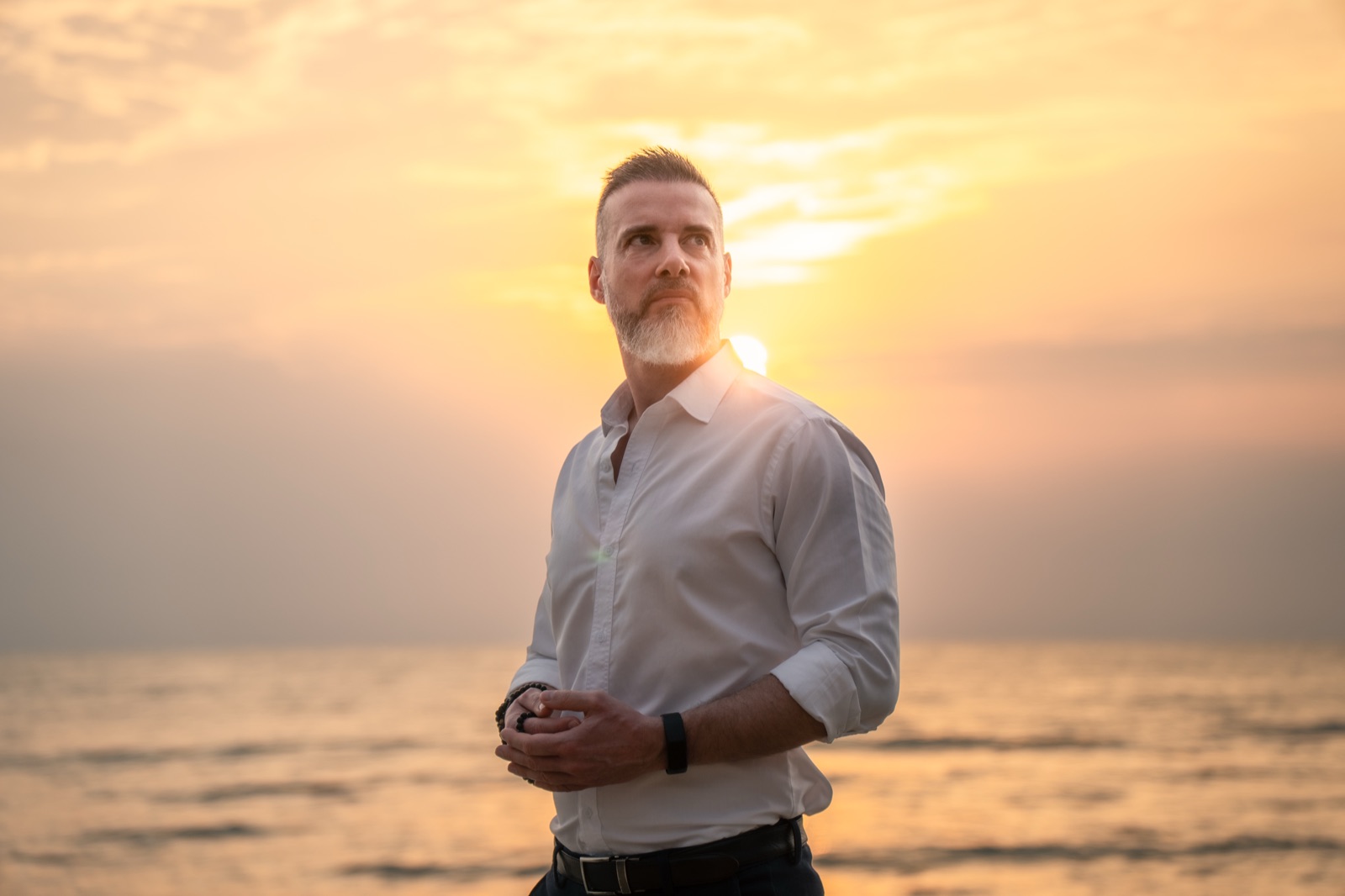 Rasmus Lindgren ved havet i solopgang